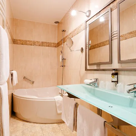 Logis Le Relais De La Poste Restaurant Le Fil Du Temps Hotel Thury-Harcourt-le-Hom