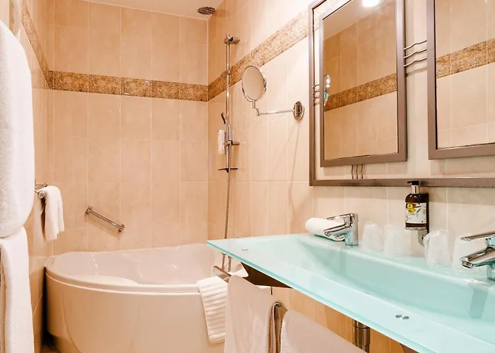 Logis Le Relais De La Poste Restaurant Le Fil Du Temps فندق Thury-Harcourt-le-Hom